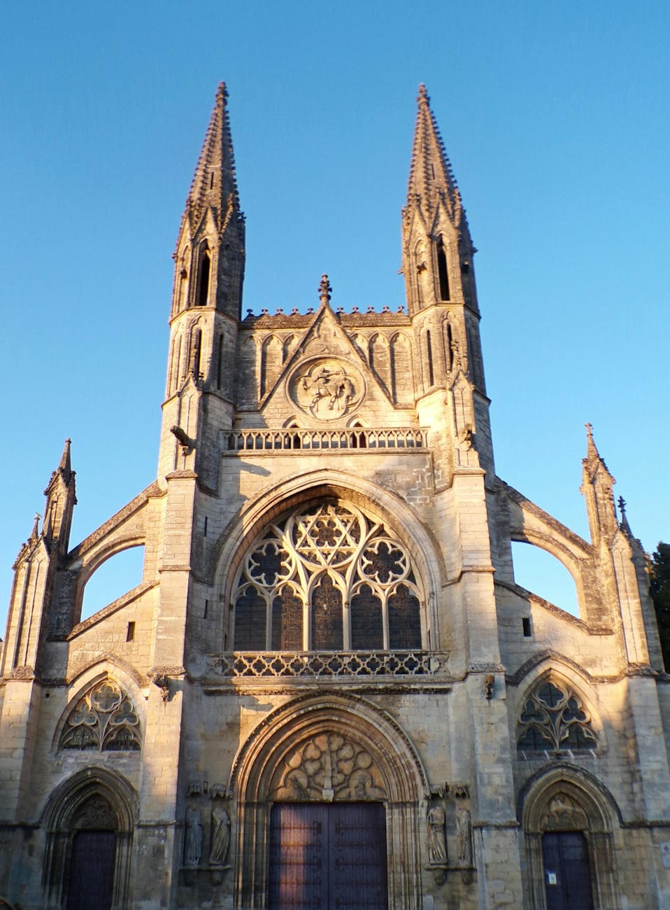 Façade gothique de la cathédrale Notre-Dame de Laon au coucher du soleil