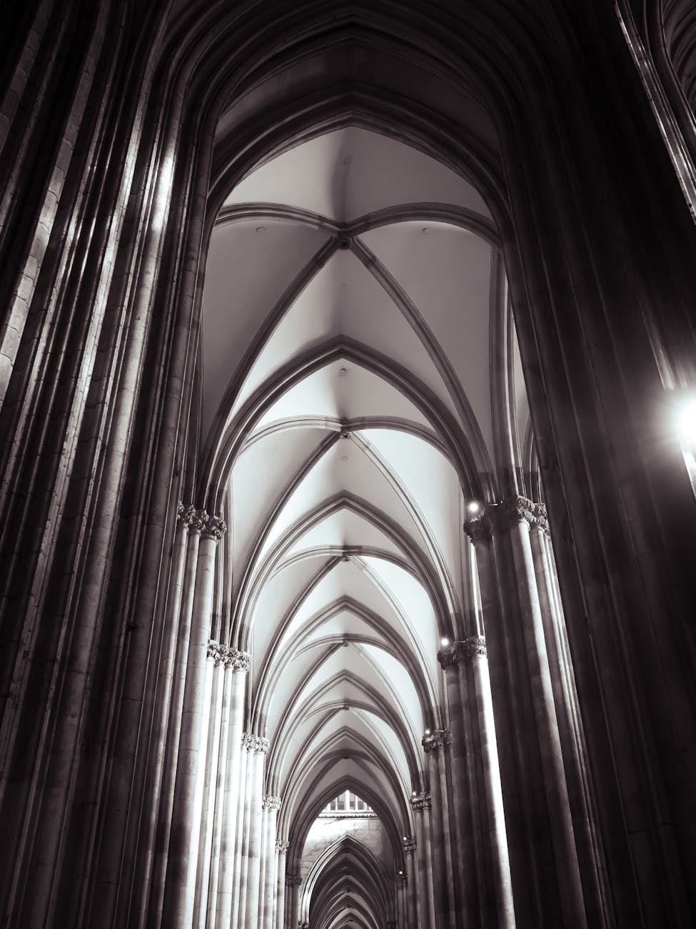 Voûtes et arcades d'une cathédrale gothique