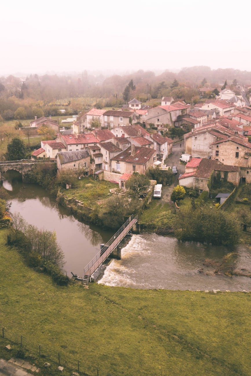 Vue aérienne d'une cité médiévale fortifiée