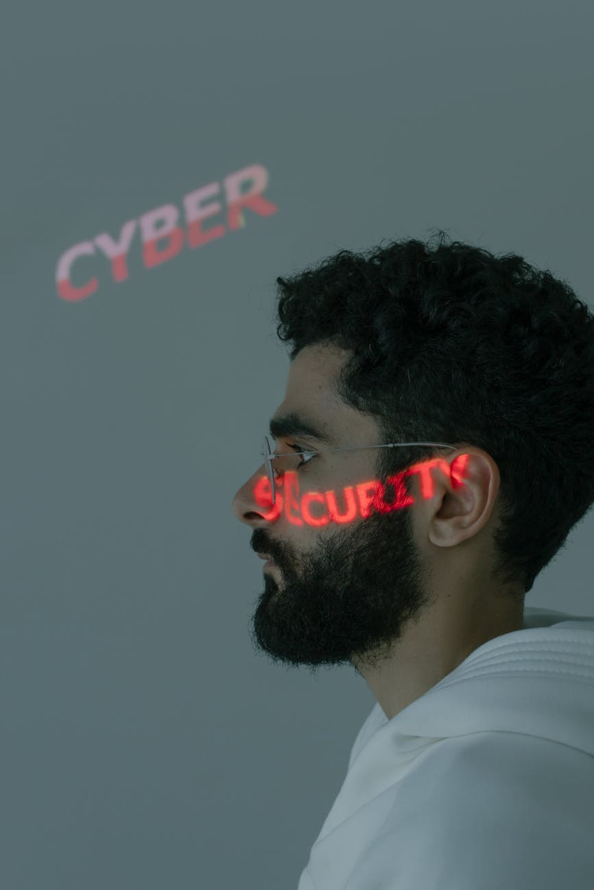 Profil d'homme avec projection lumineuse — référence cybersécurité