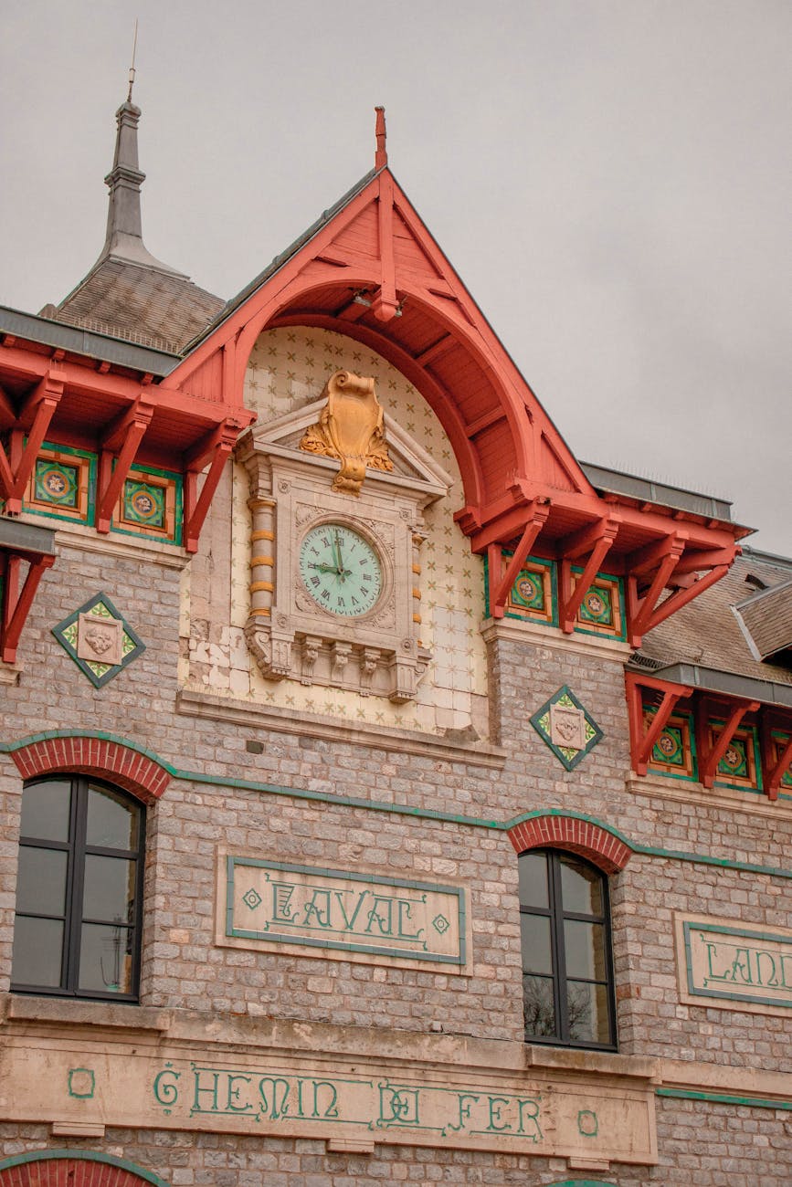 Façade en pierre de l'ancienne gare de Laval avec horloge