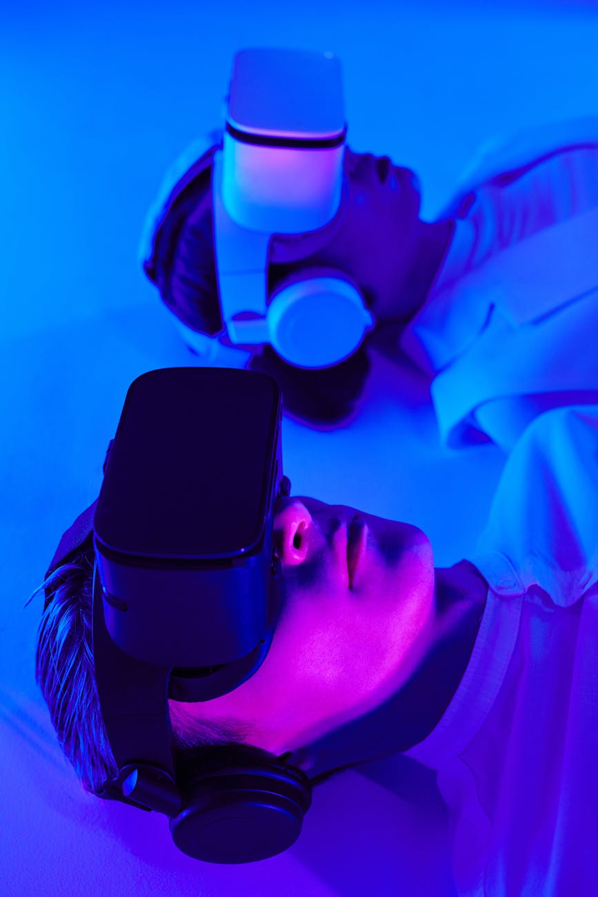 Personnes utilisant des casques de réalité virtuelle