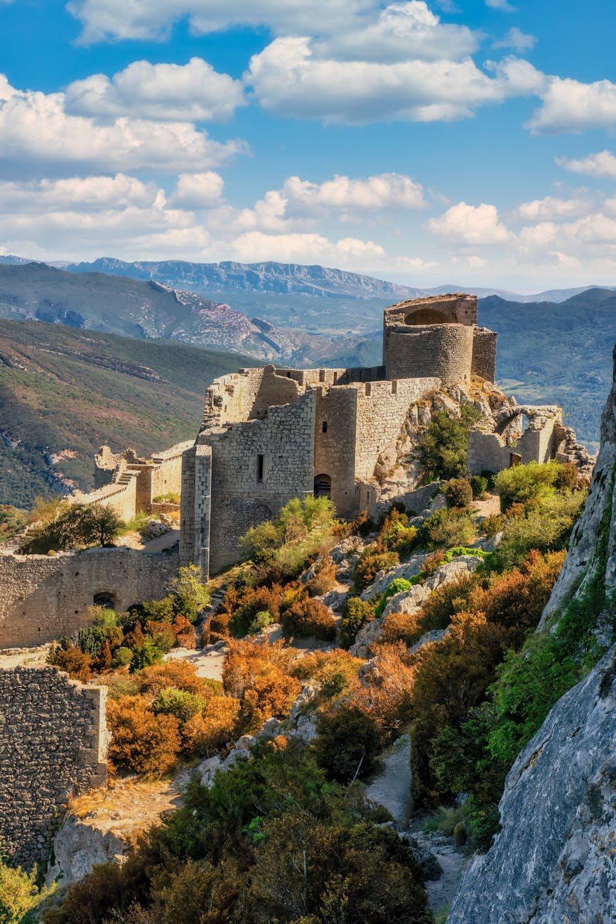 Ruines d'un château cathare perché sur un piton rocheux dans les Pyrénées