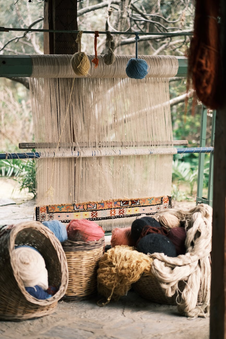 Métier à tisser traditionnel avec pelotes de laine colorées dans un atelier