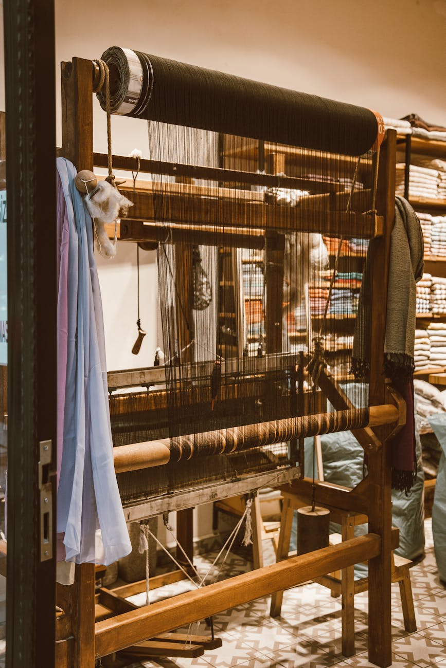 Métier à tisser en bois utilisé pour le tissage textile dans un atelier artisanal