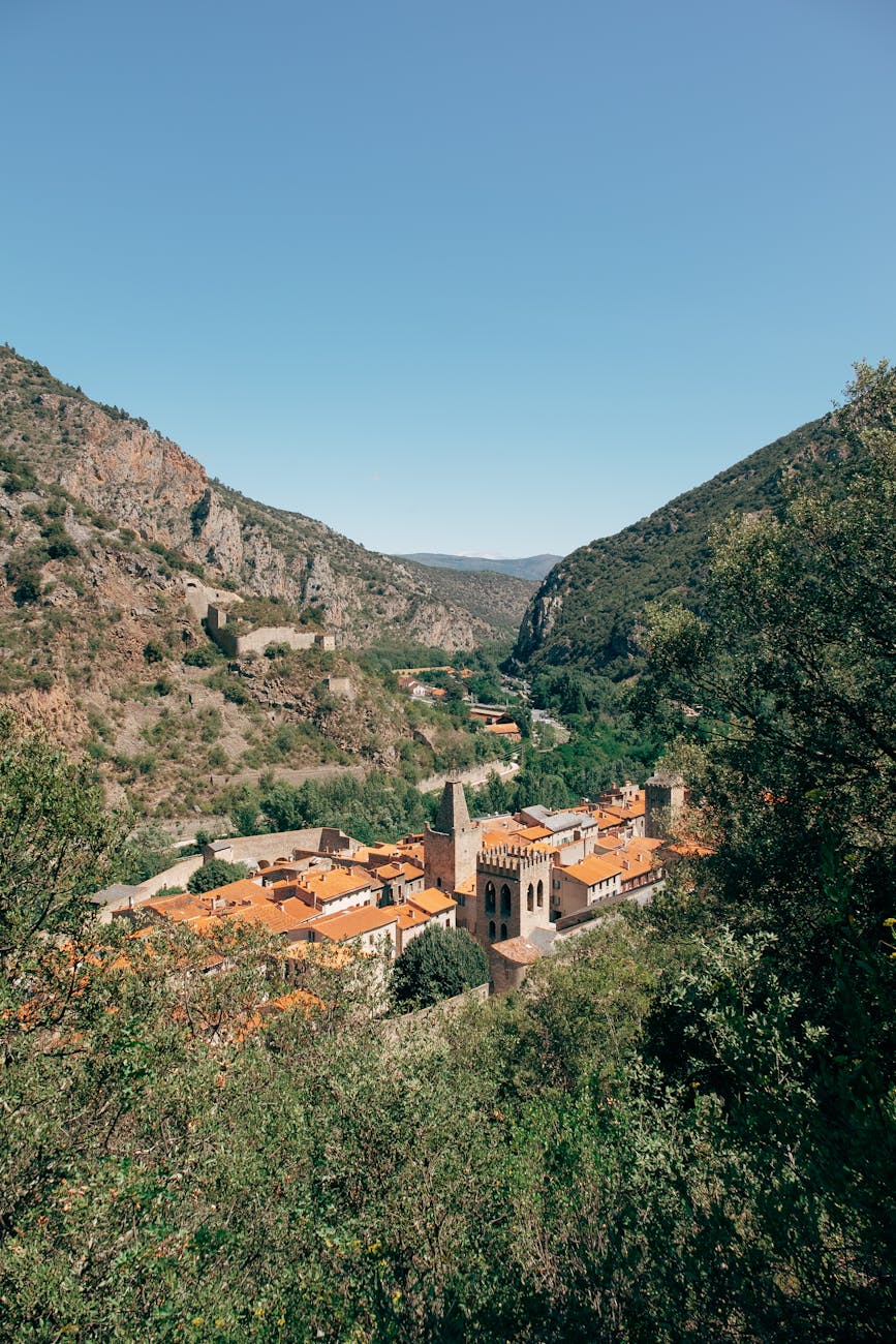 Village médiéval niché dans les montagnes occitanes
