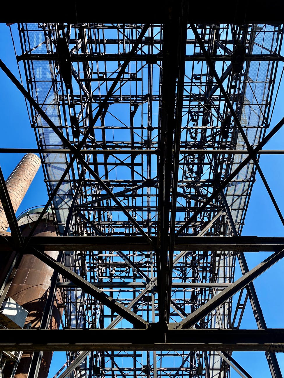 Structure industrielle historique en métal contre un ciel bleu
