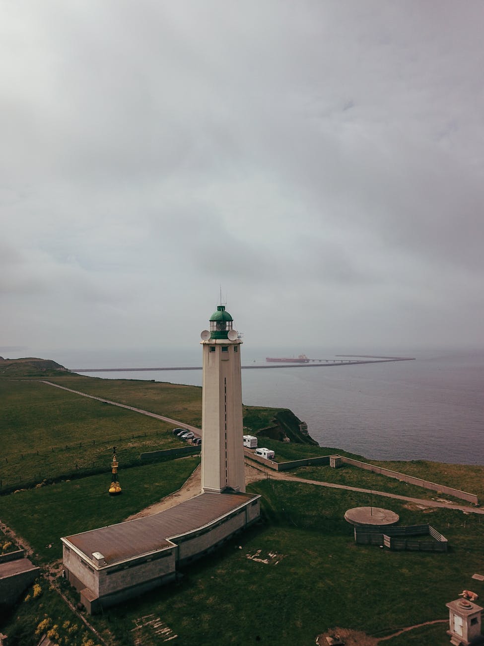 Vue aérienne du phare d'Antifer en Seine-Maritime