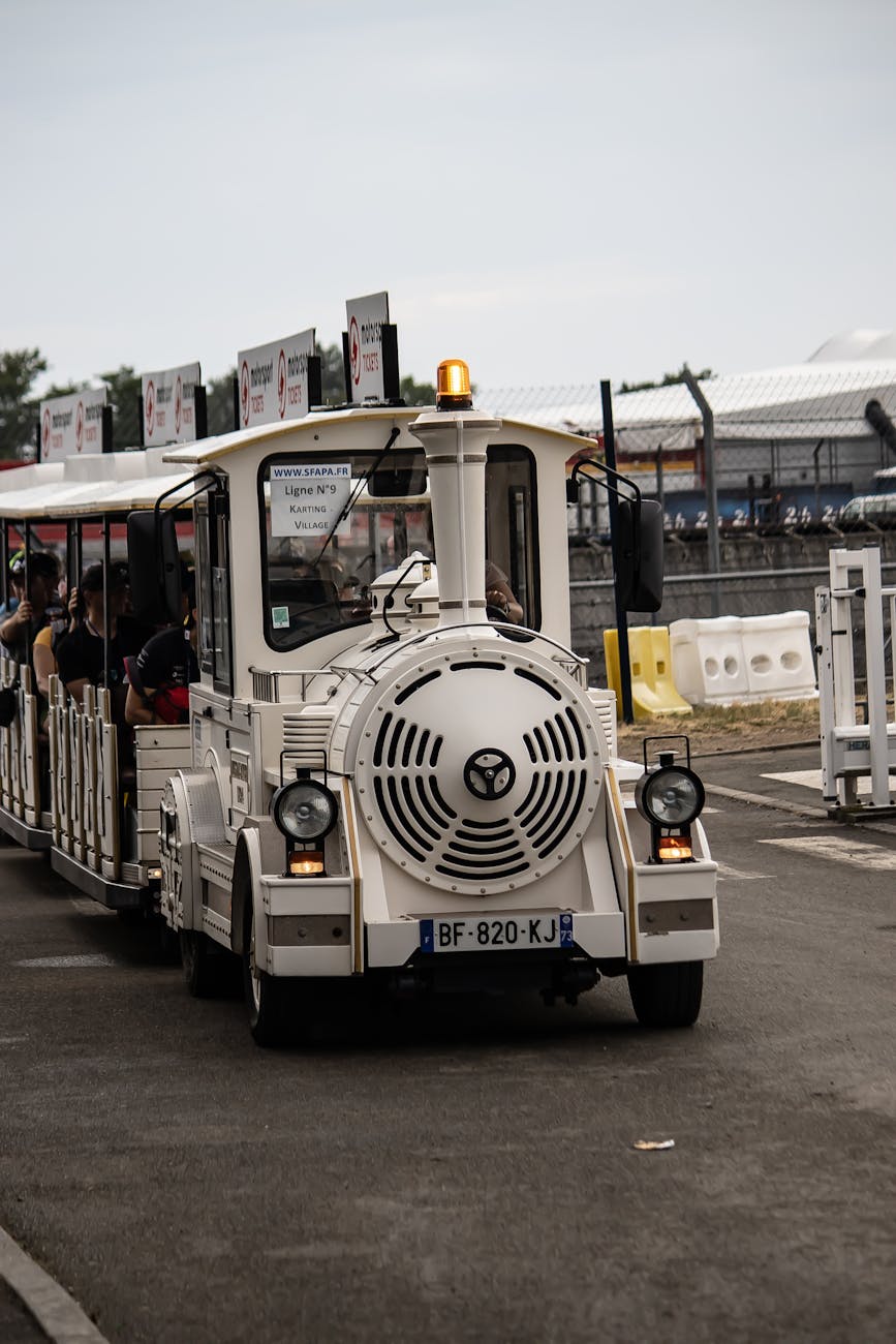 Petit train touristique dans les rues de la cité Plantagenêt au Mans