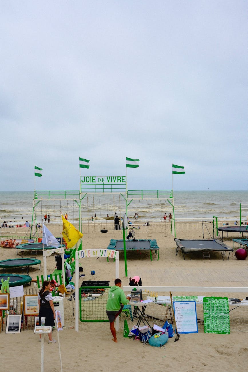 Personnes profitant d'activités de loisirs sur la plage du Touquet