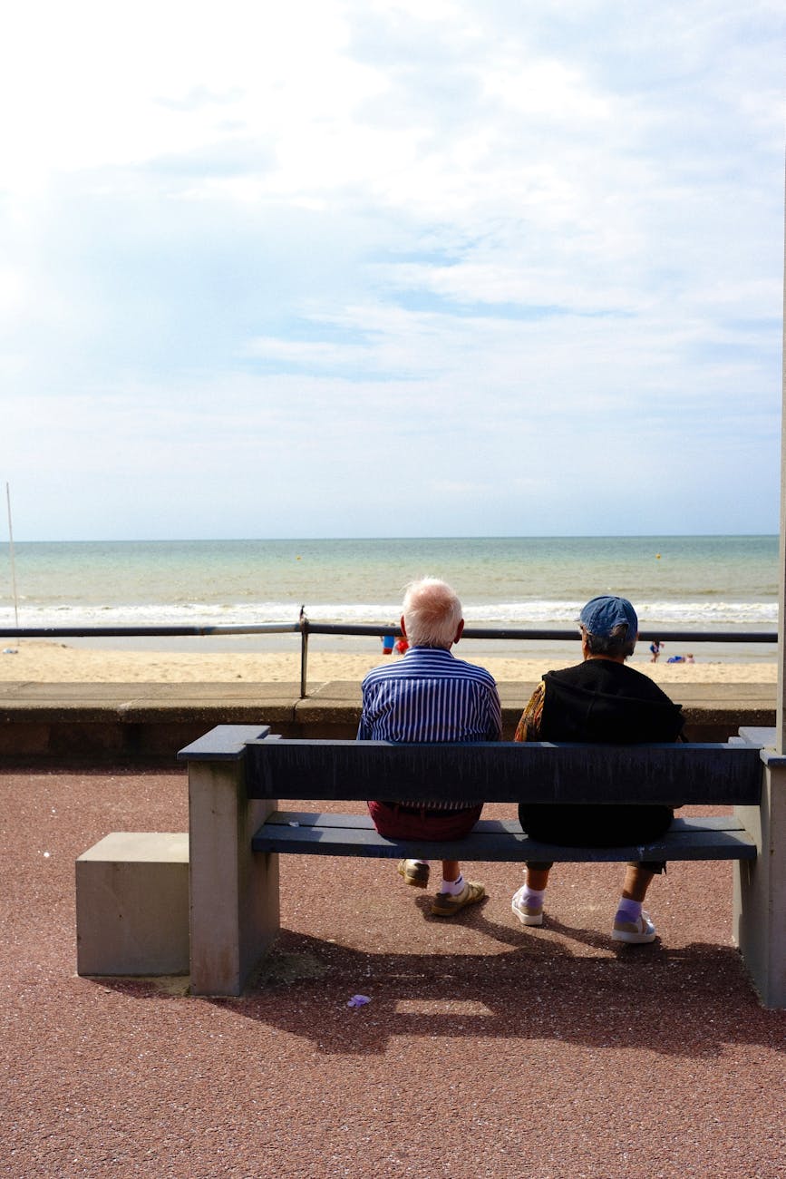 Couple âgé profitant de la vue sur la plage du Touquet