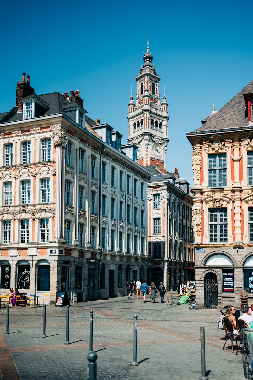 Place historique avec tour sous un ciel bleu