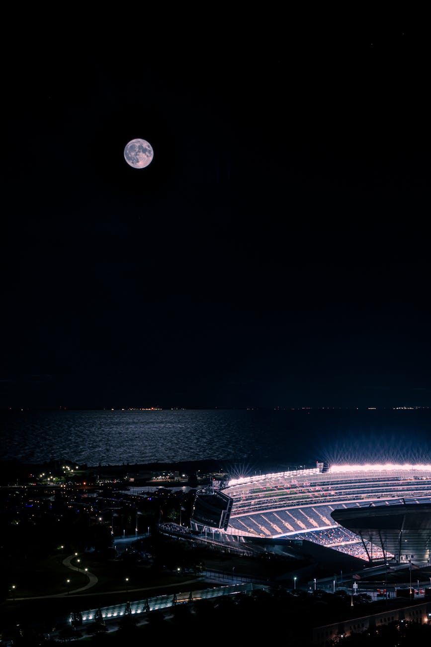 Vue aérienne d'un stade illuminé la nuit