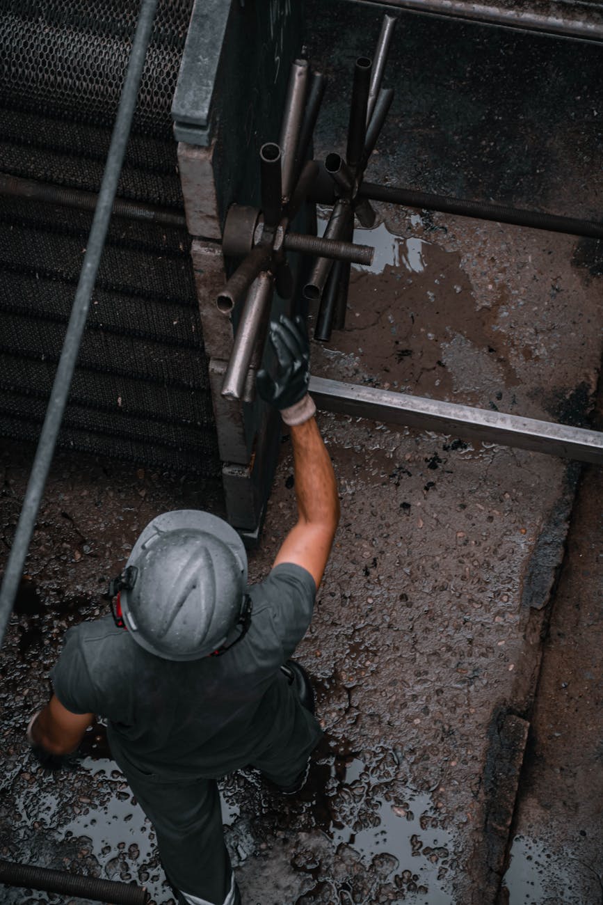 Vue aérienne d'un ouvrier sur une machine industrielle