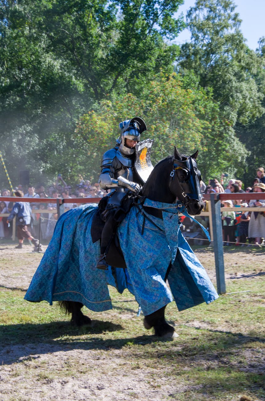 Cavalier en armure à cheval lors d'un spectacle historique