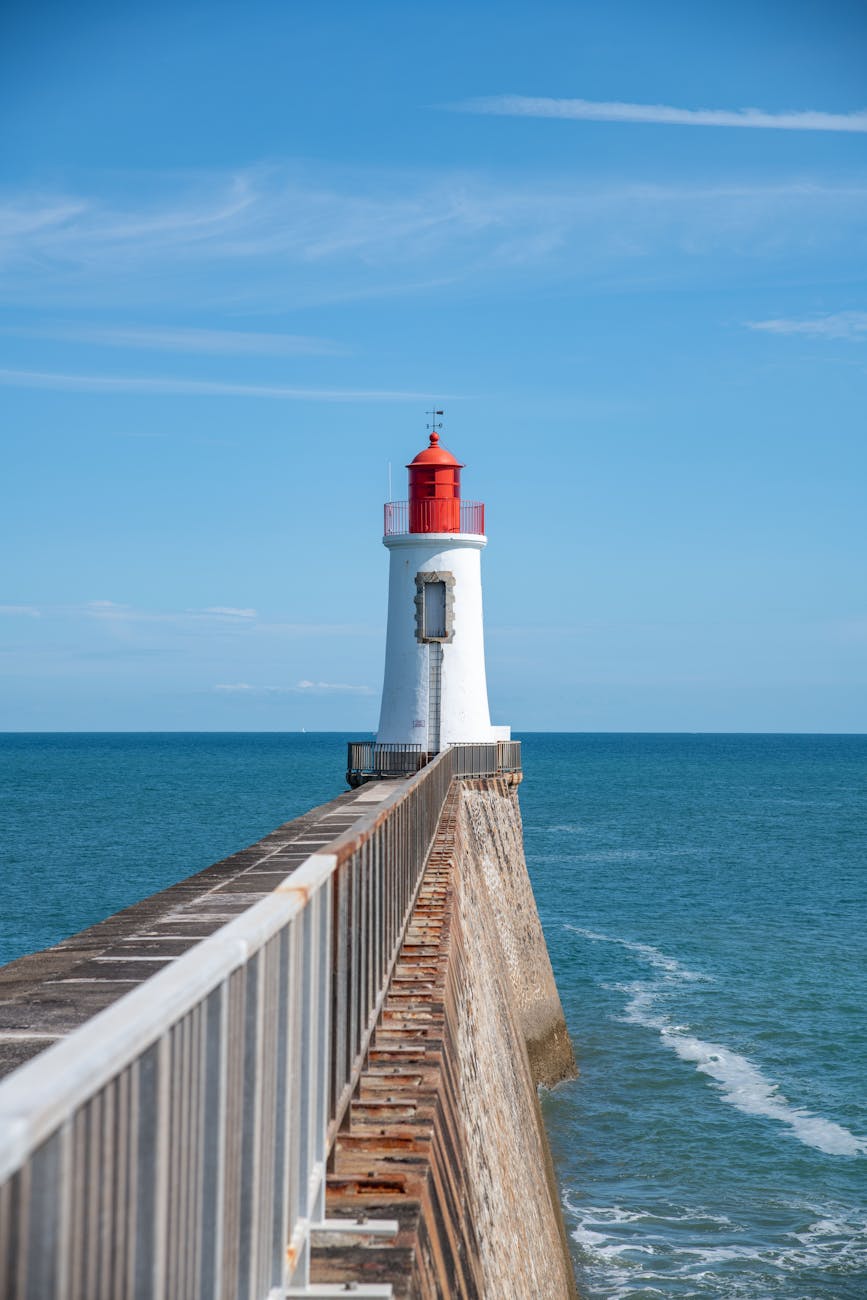 Phare des Sables-d'Olonne contre un ciel bleu clair