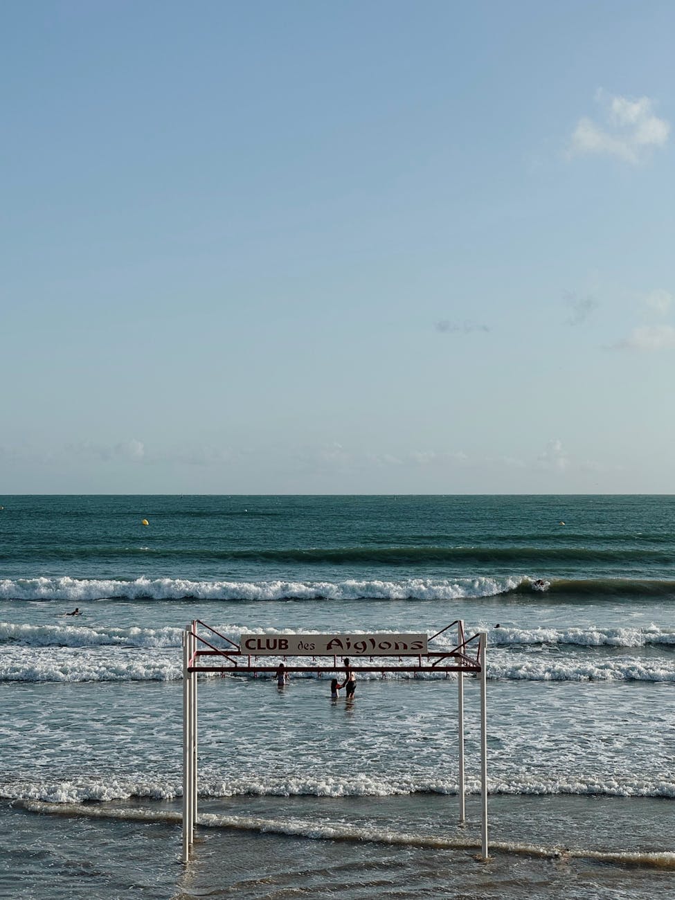 Plage des Sables-d'Olonne avec entrée de plage et vagues