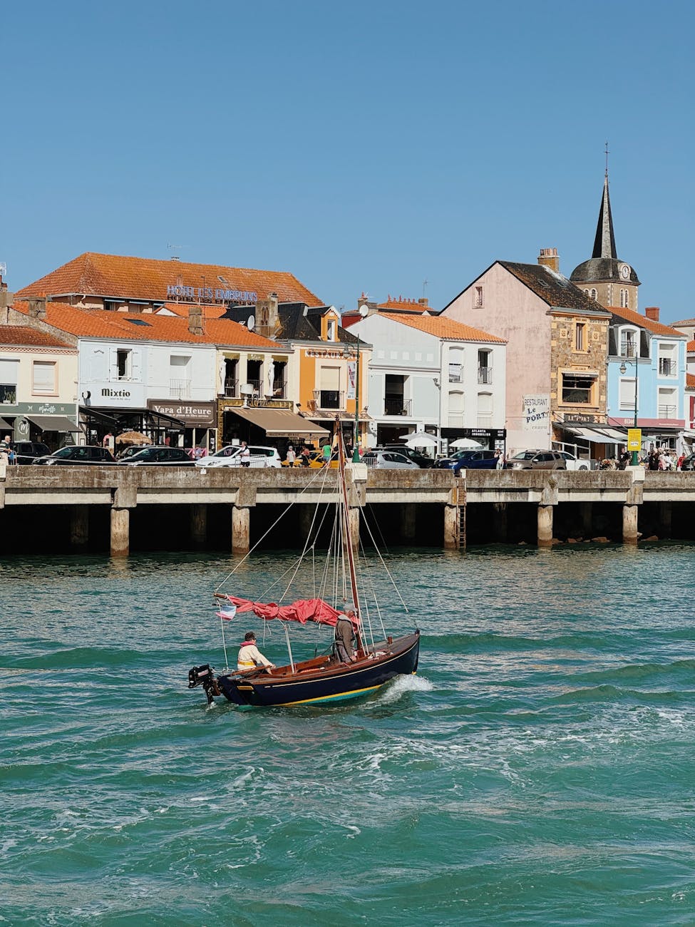 Voilier classique sur l'eau dans une ville côtière