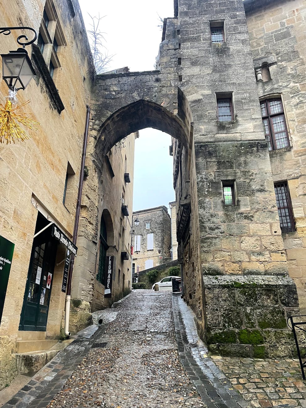 Arche en pierre dans une rue médiévale de Saint-Émilion