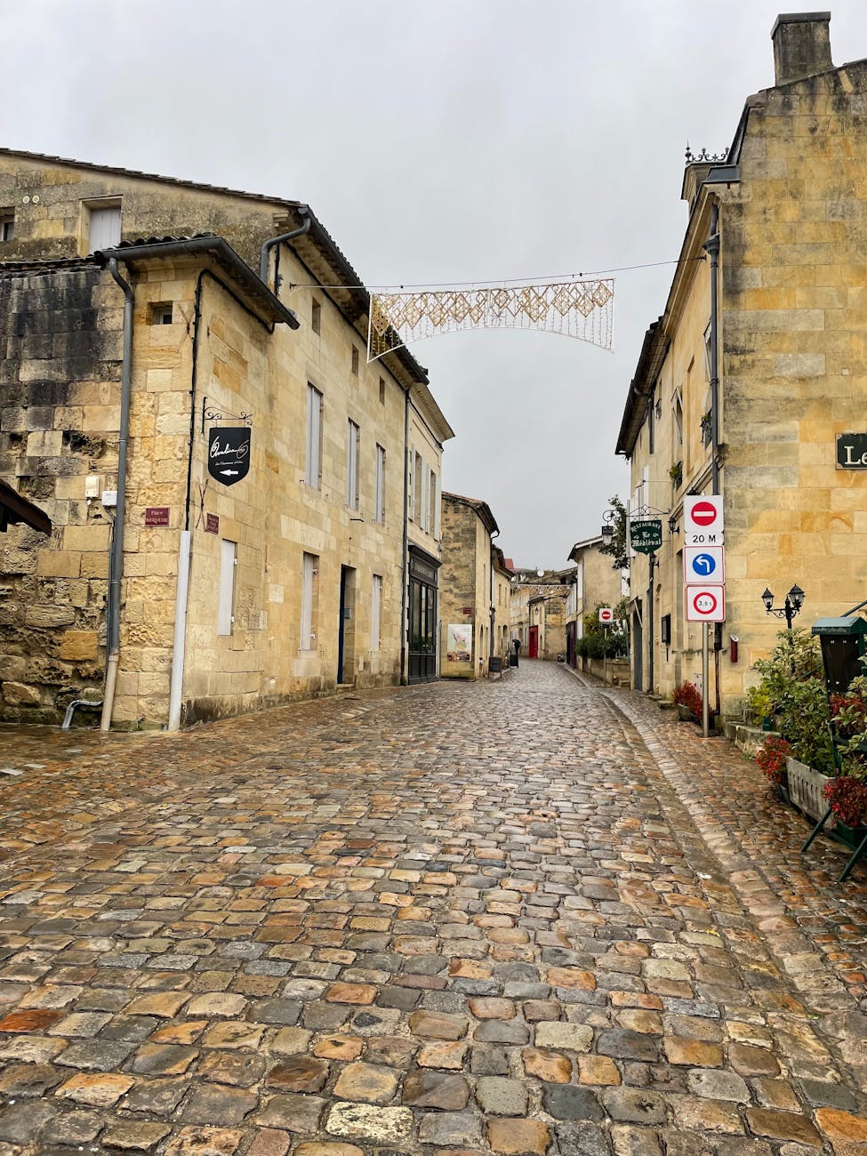 Rue pavée historique de Saint-Émilion par temps couvert
