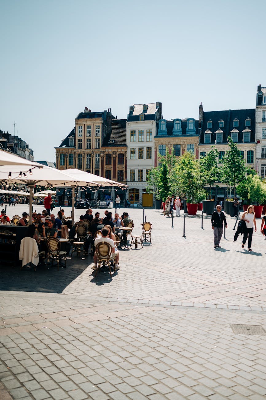 Place historique de Lille avec terrasses sous un ciel bleu