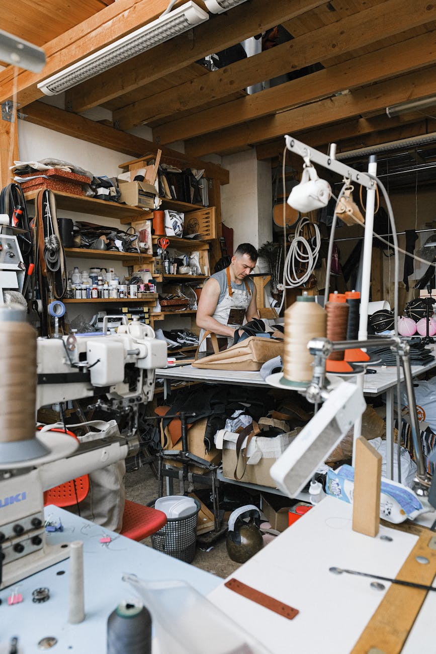 Artisan dans un atelier de cuir avec outils et matériaux