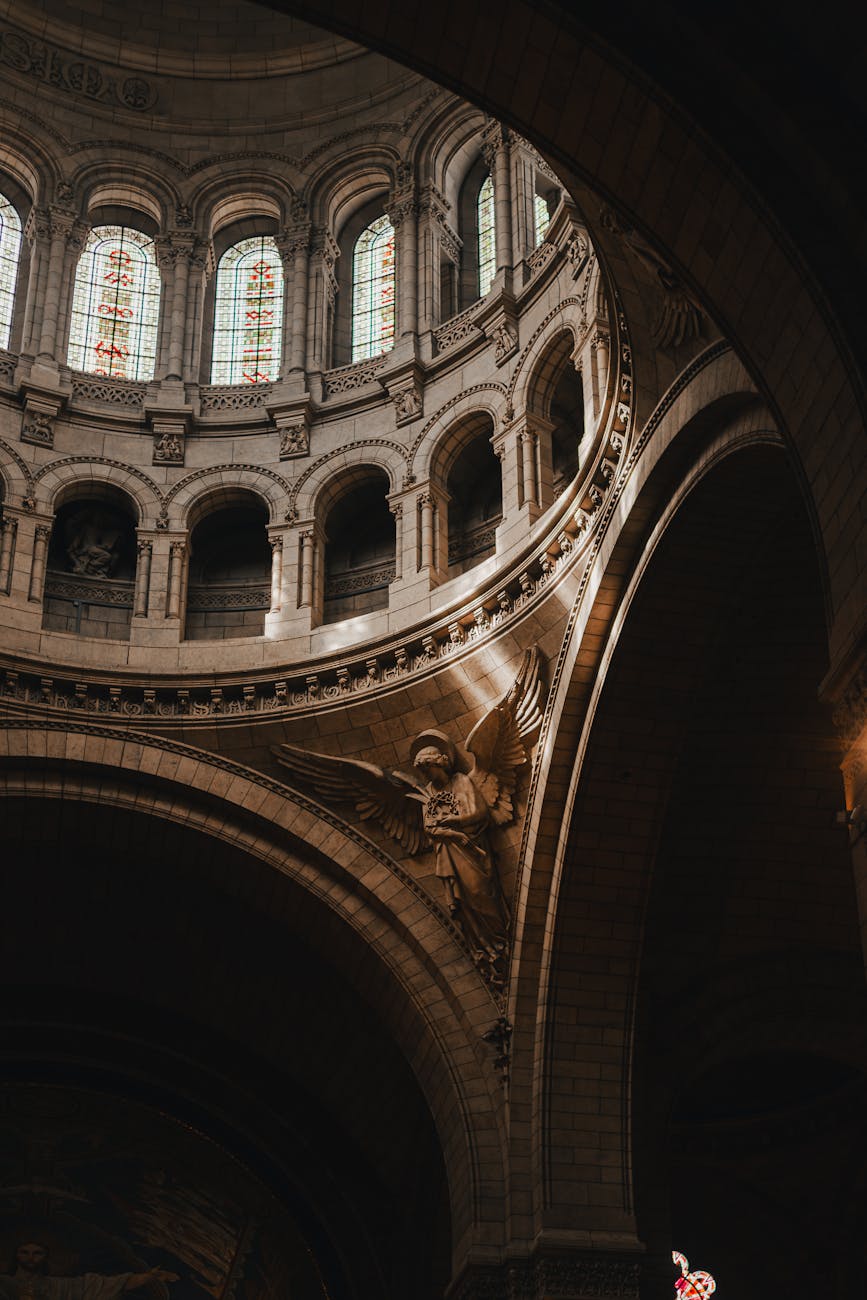 Intérieur de basilique avec arches et vitraux