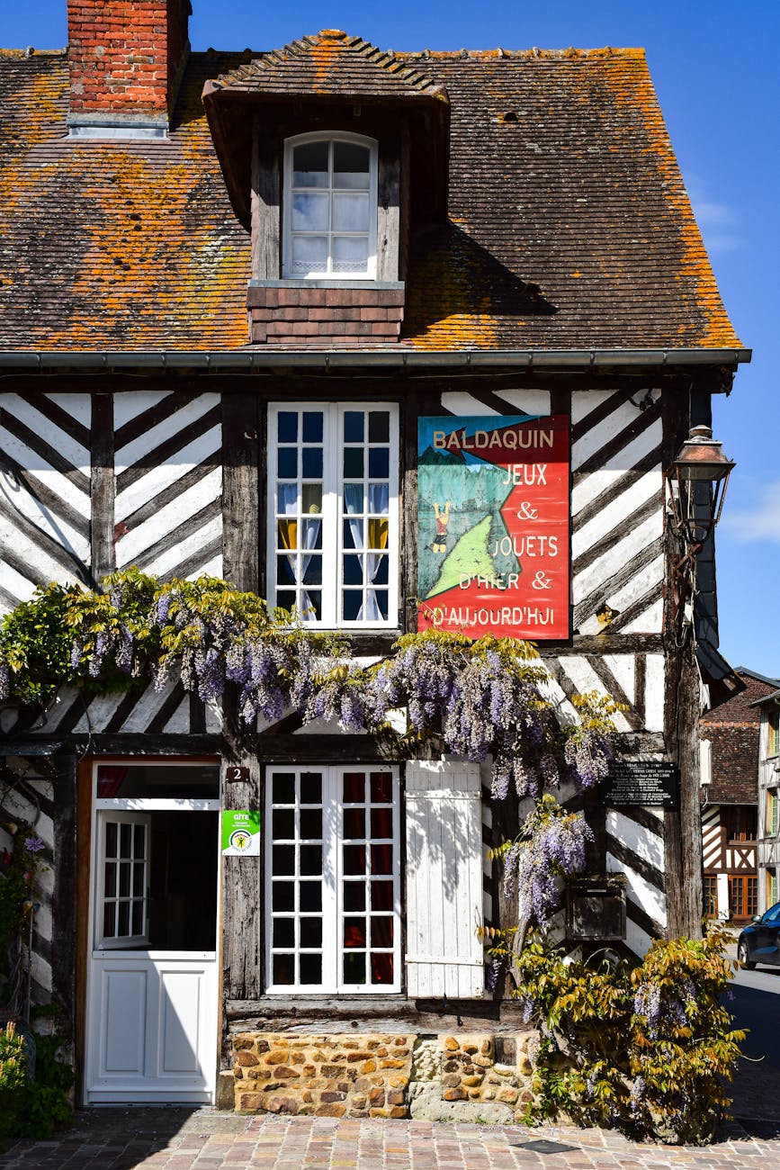Maison normande à colombages avec glycine