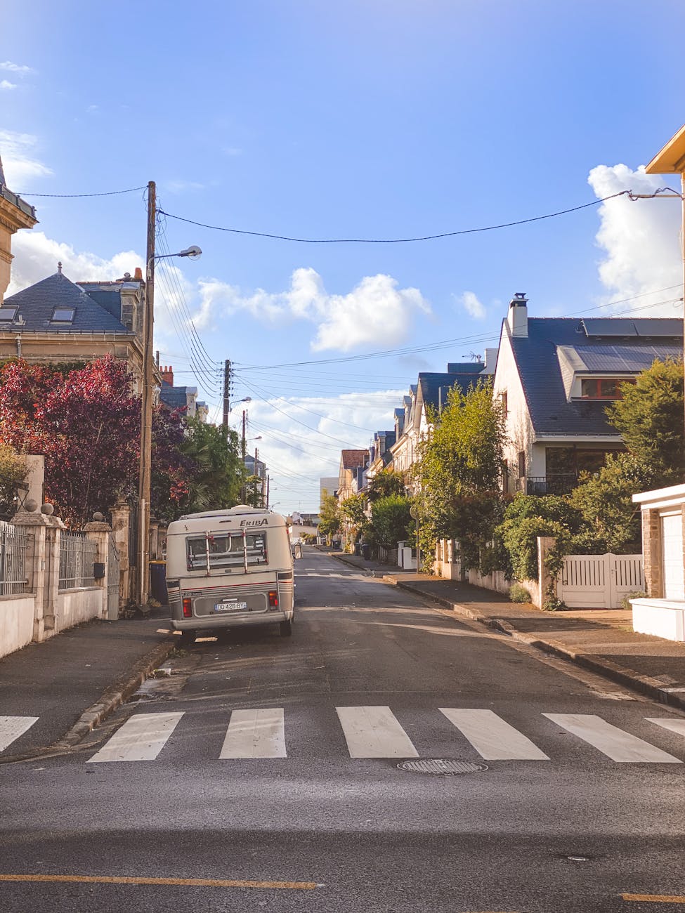 Rue ensoleillée à Saint-Nazaire