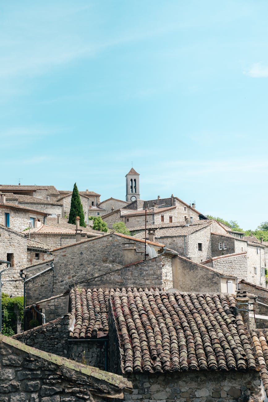 Village de pierre traditionnel en Auvergne-Rhône-Alpes
