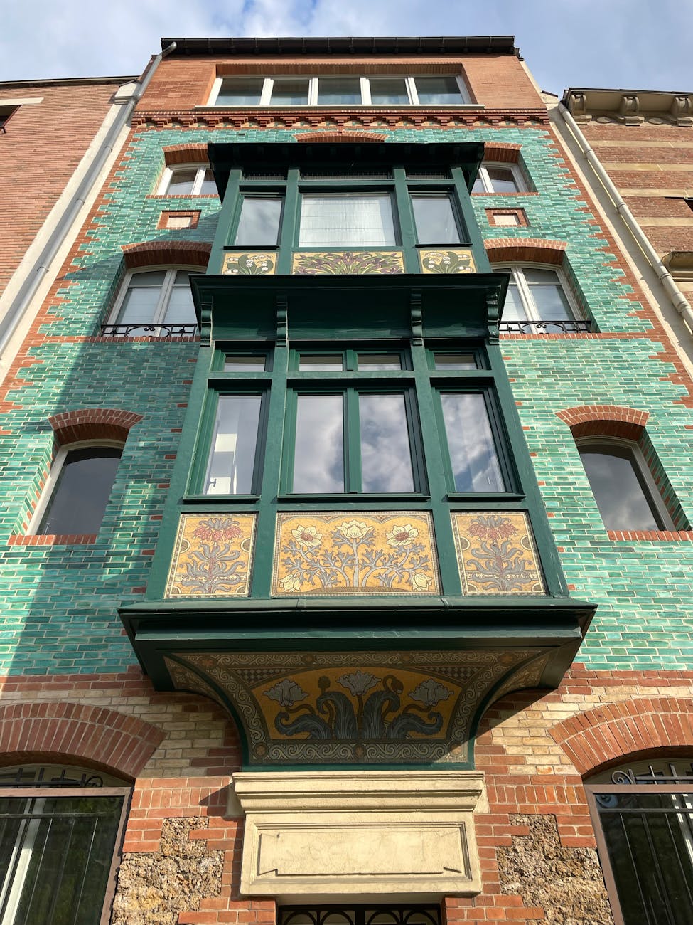 Façade Art nouveau ornée de carreaux émaillés