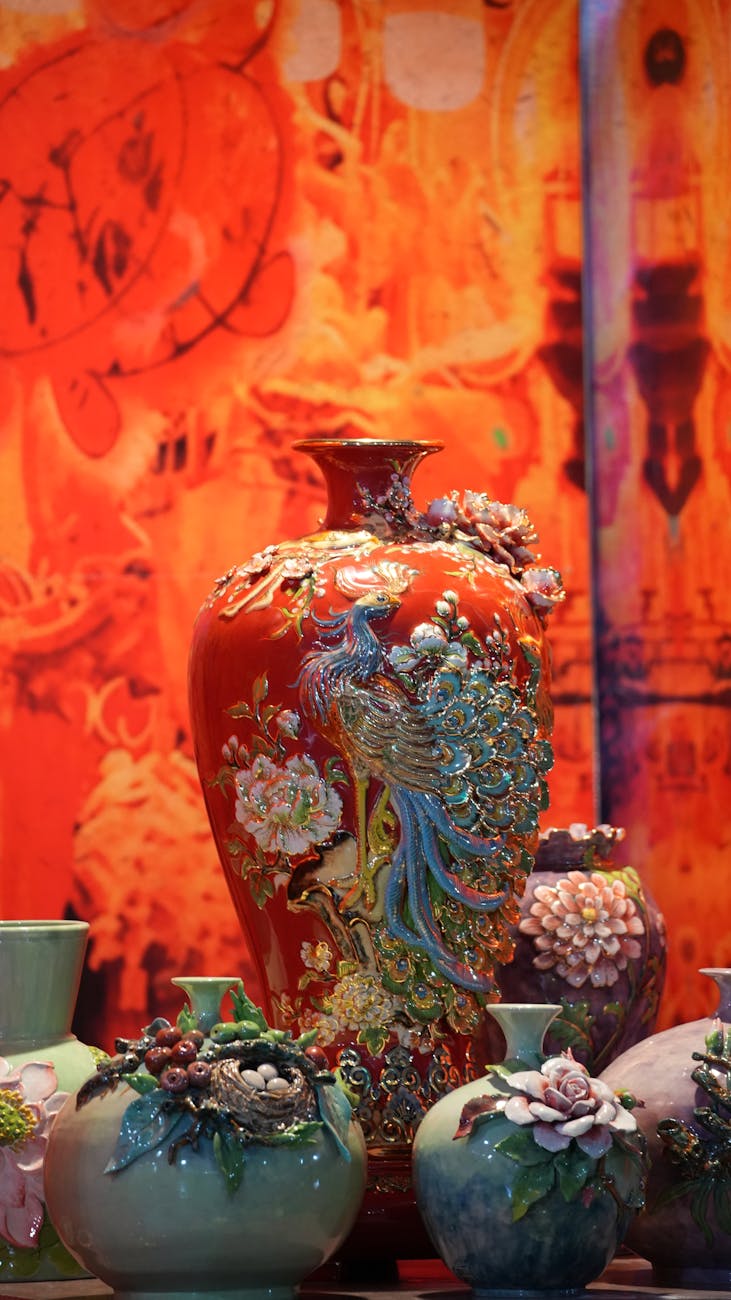 Vases en céramique colorés aux motifs de paons