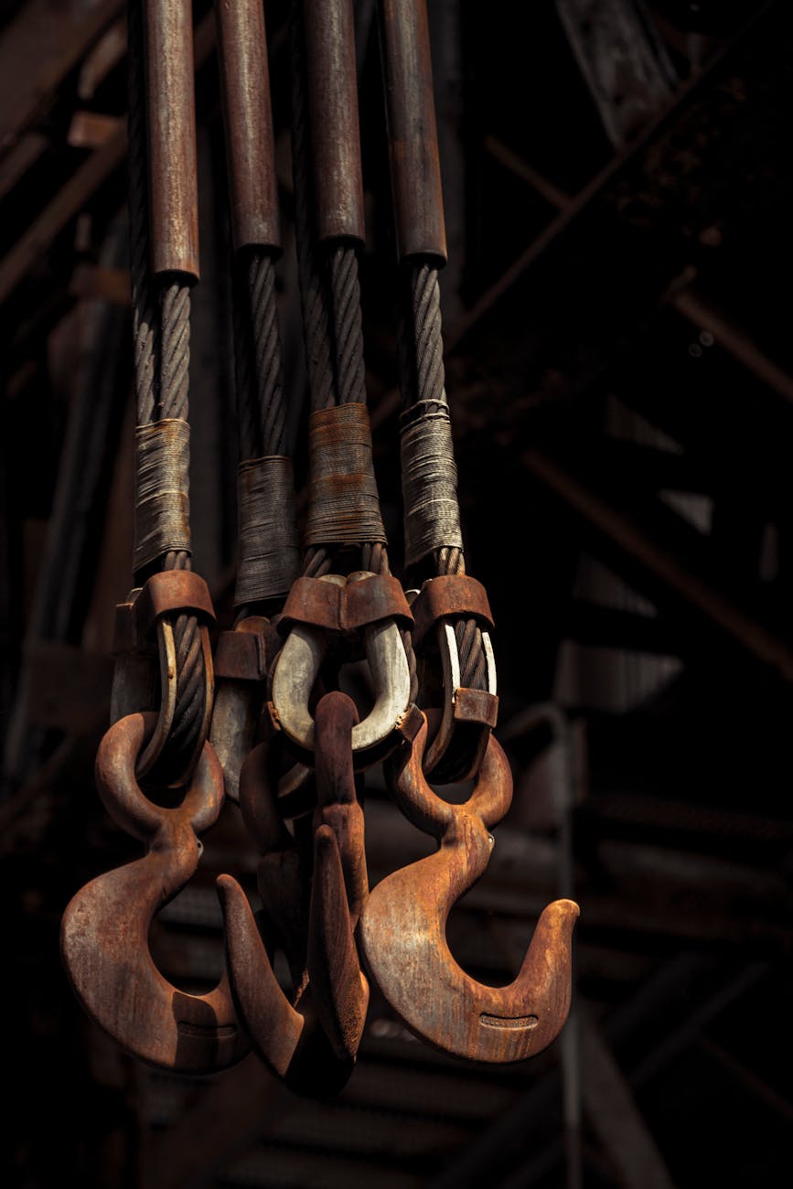 Crochets industriels rouillés sur ancien site sidérurgique