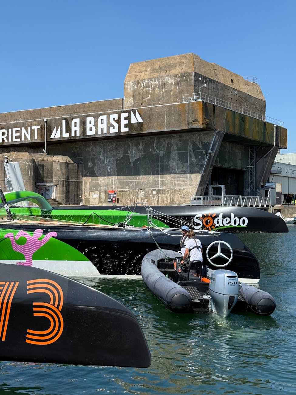 Voilier de course amarré à La Base de Lorient