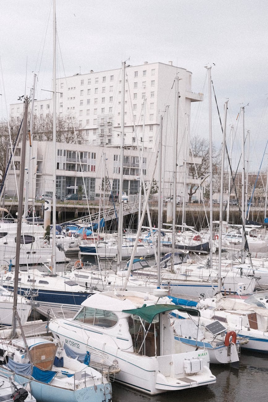 Voiliers et yachts amarrés dans le port de Lorient