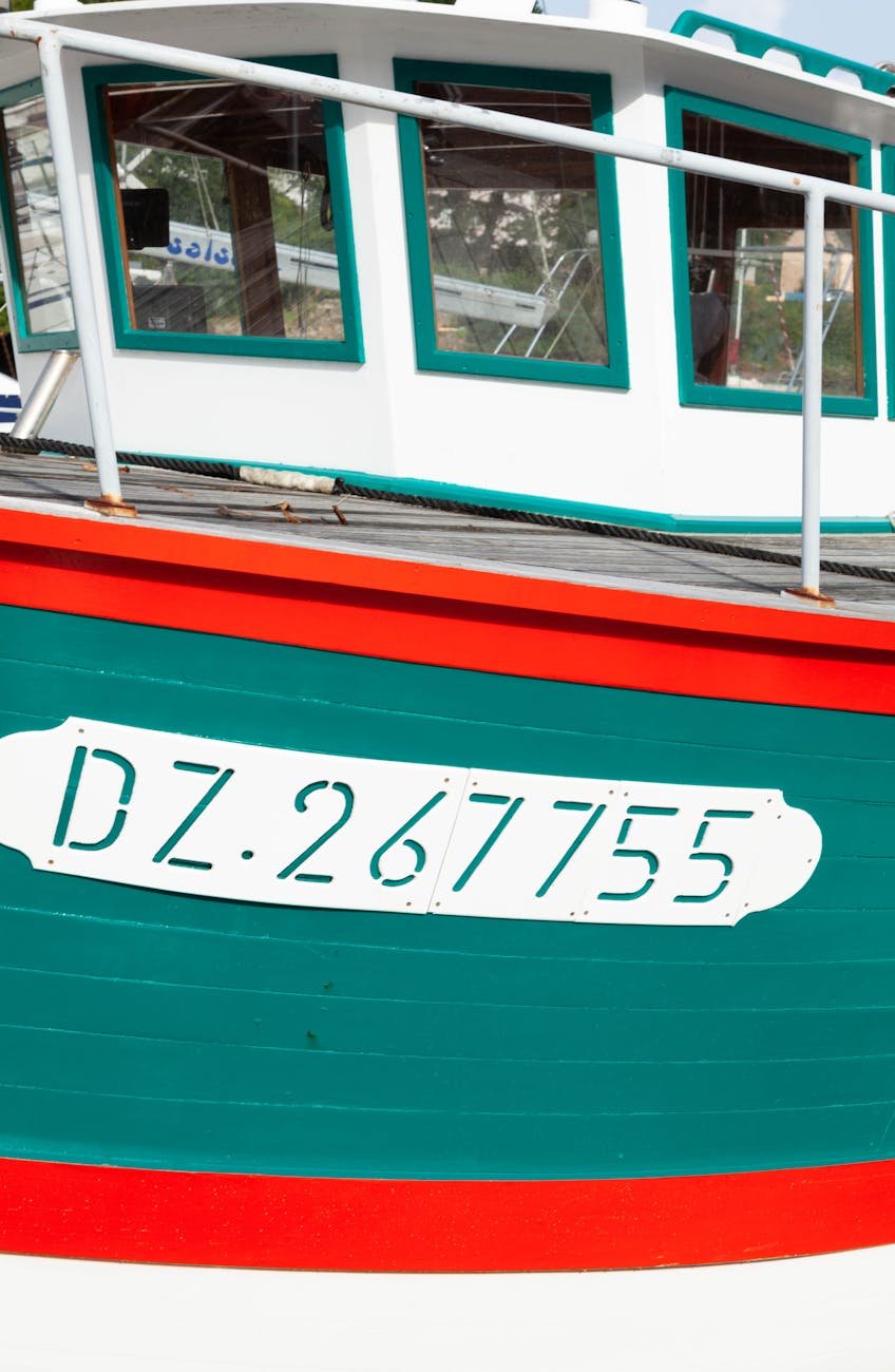 Bateau de pêche aux couleurs vives amarré en Bretagne