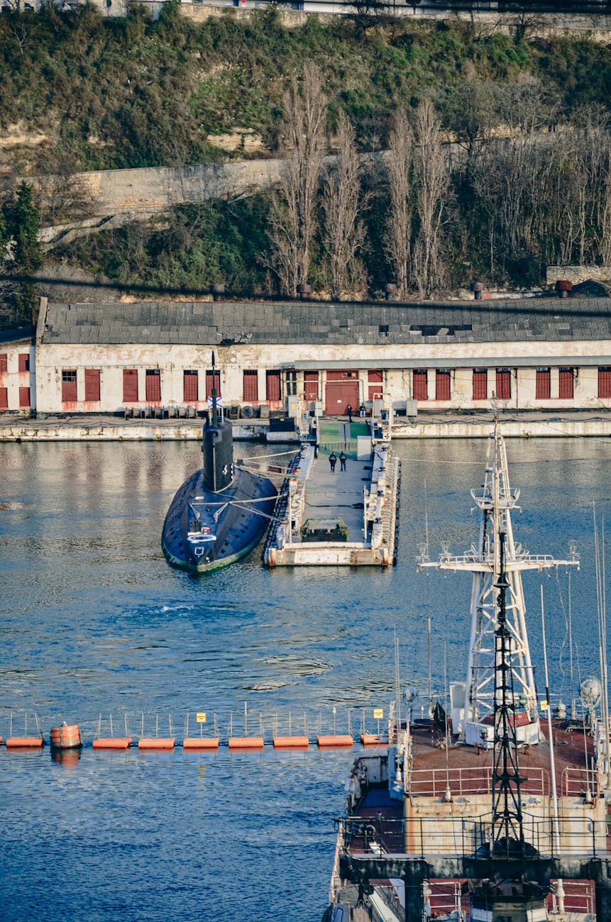Sous-marin amarré dans un port militaire