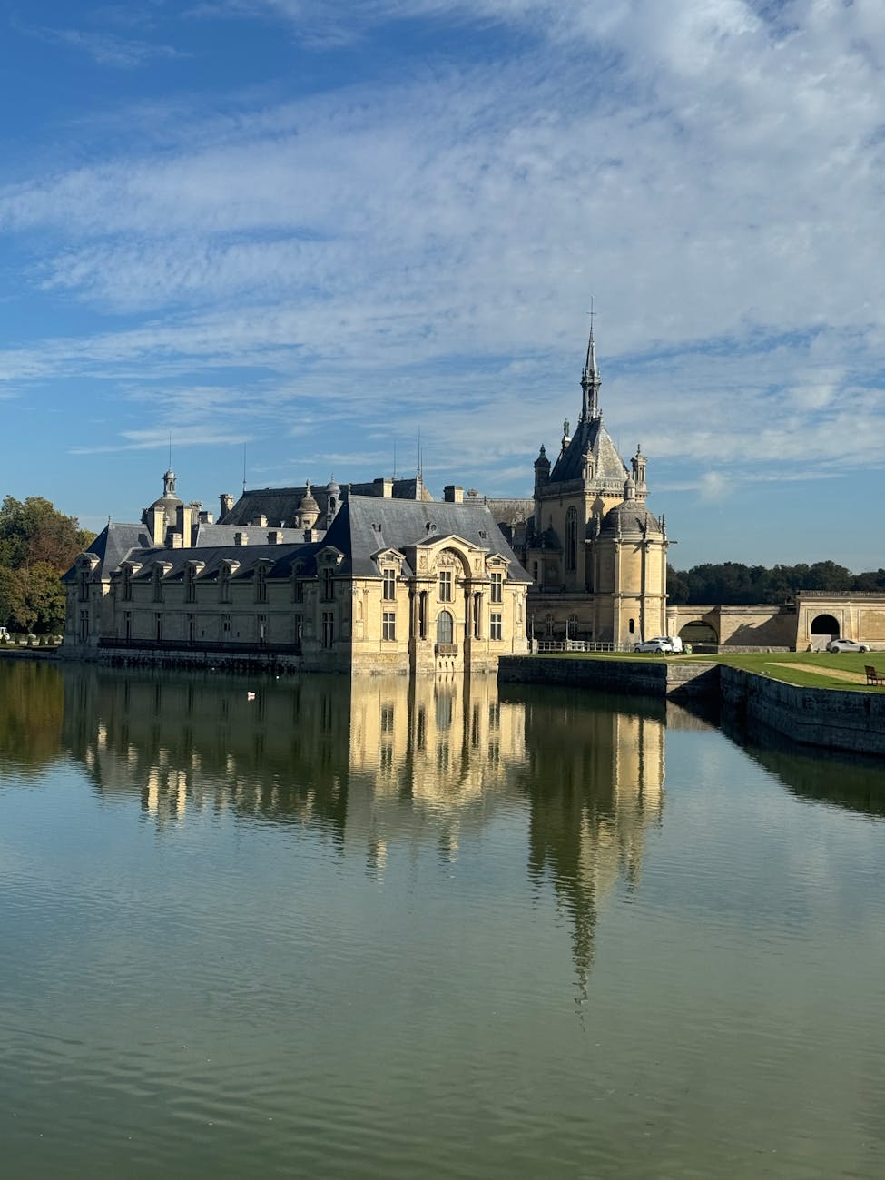Château Renaissance français reflété dans un lac