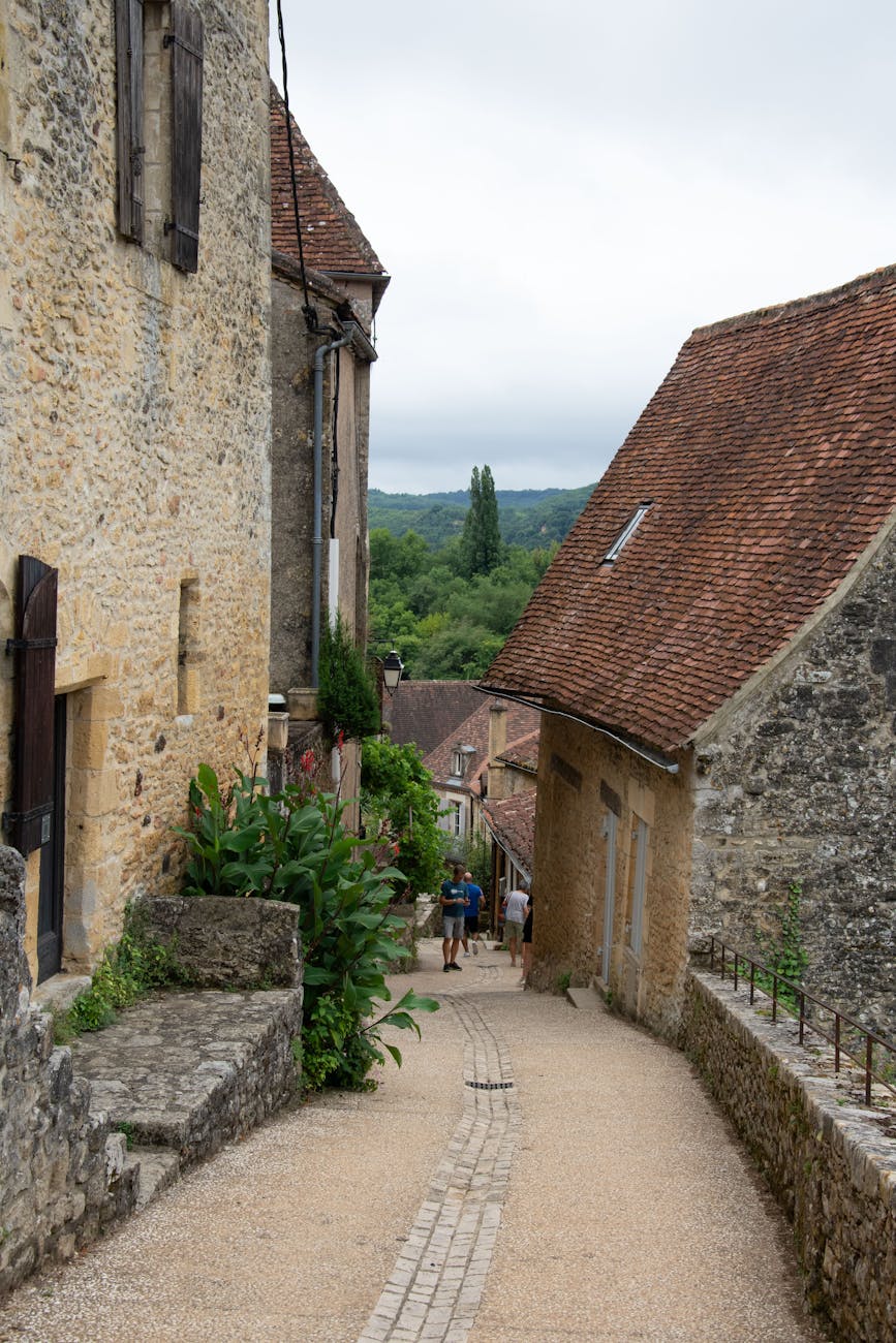 Ruelle pavée d'un village rustique en Nouvelle-Aquitaine