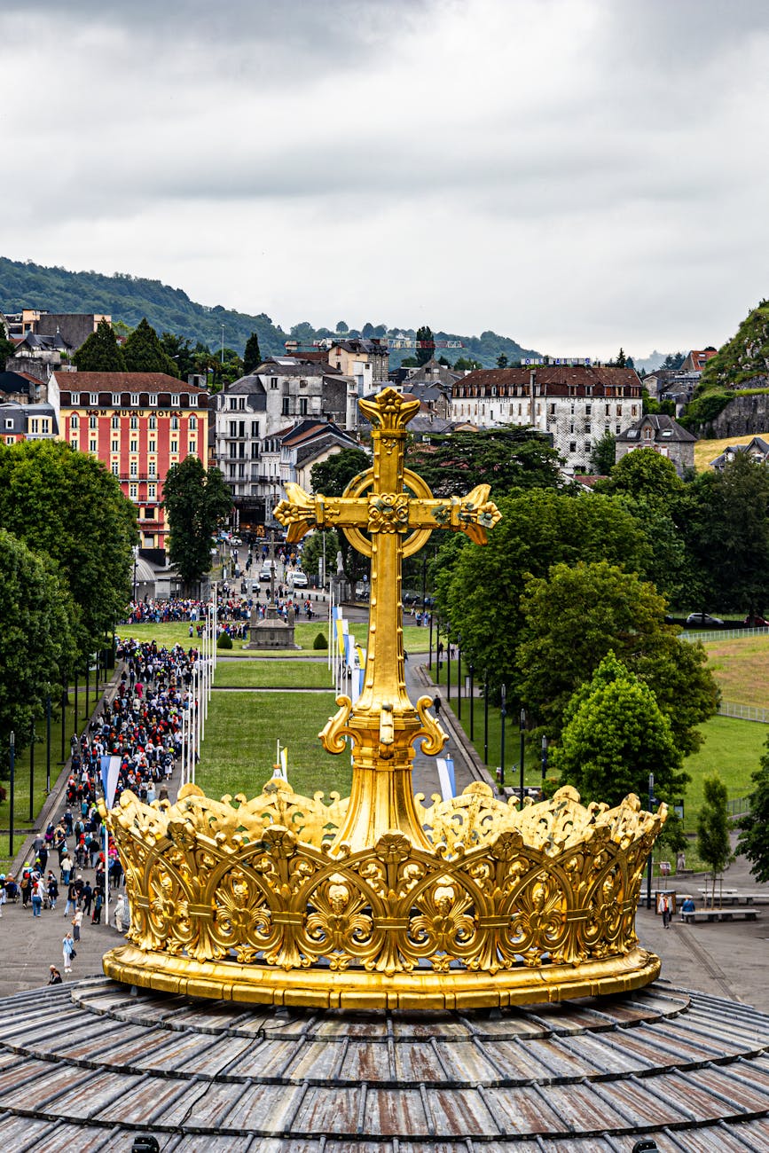 Vue de Lourdes avec couronne dorée en premier plan