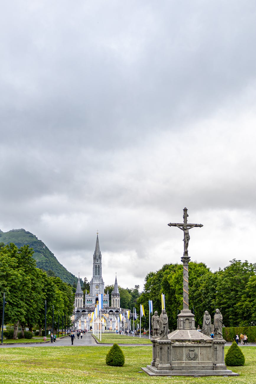 Sanctuaire de Notre-Dame de Lourdes avec croix au premier plan