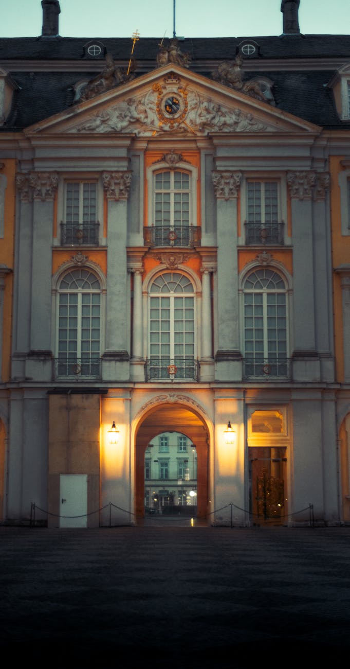 Façade baroque ornée illuminée au crépuscule