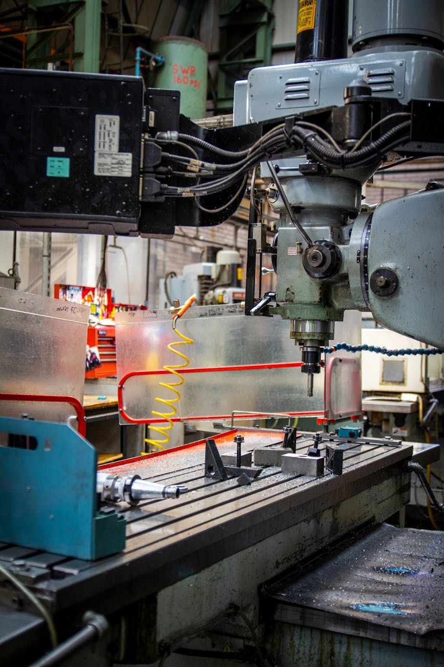 Tour CNC industriel en atelier mécanique