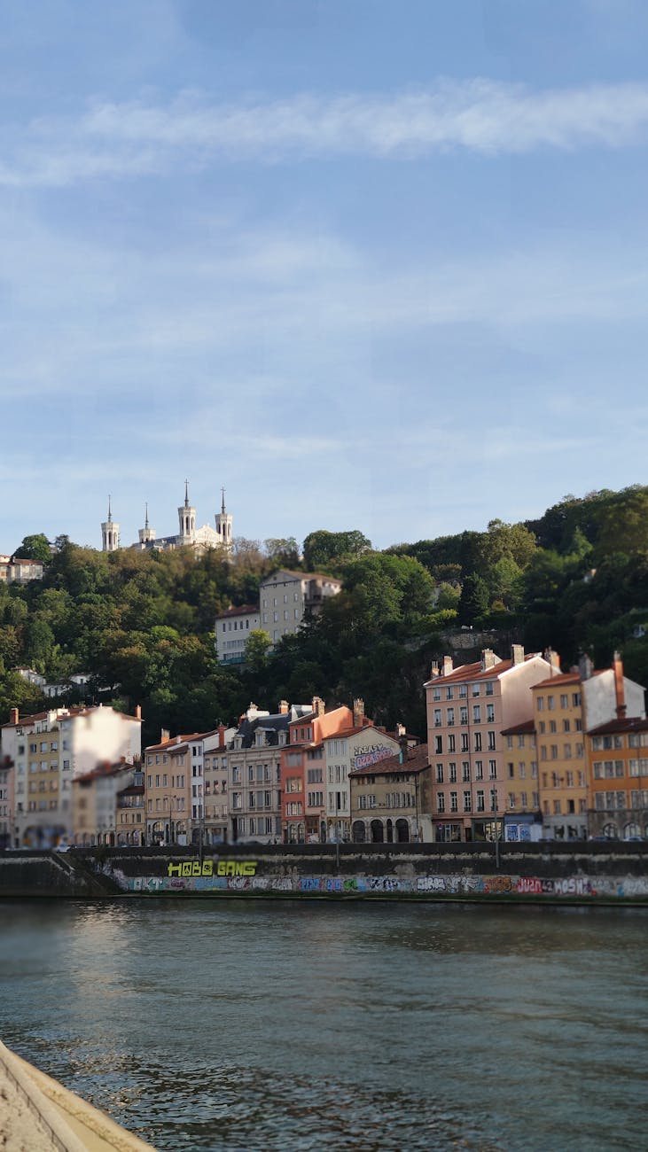 Vue colorée des quais de Saône avec la basilique de Fourvière en arrière-plan