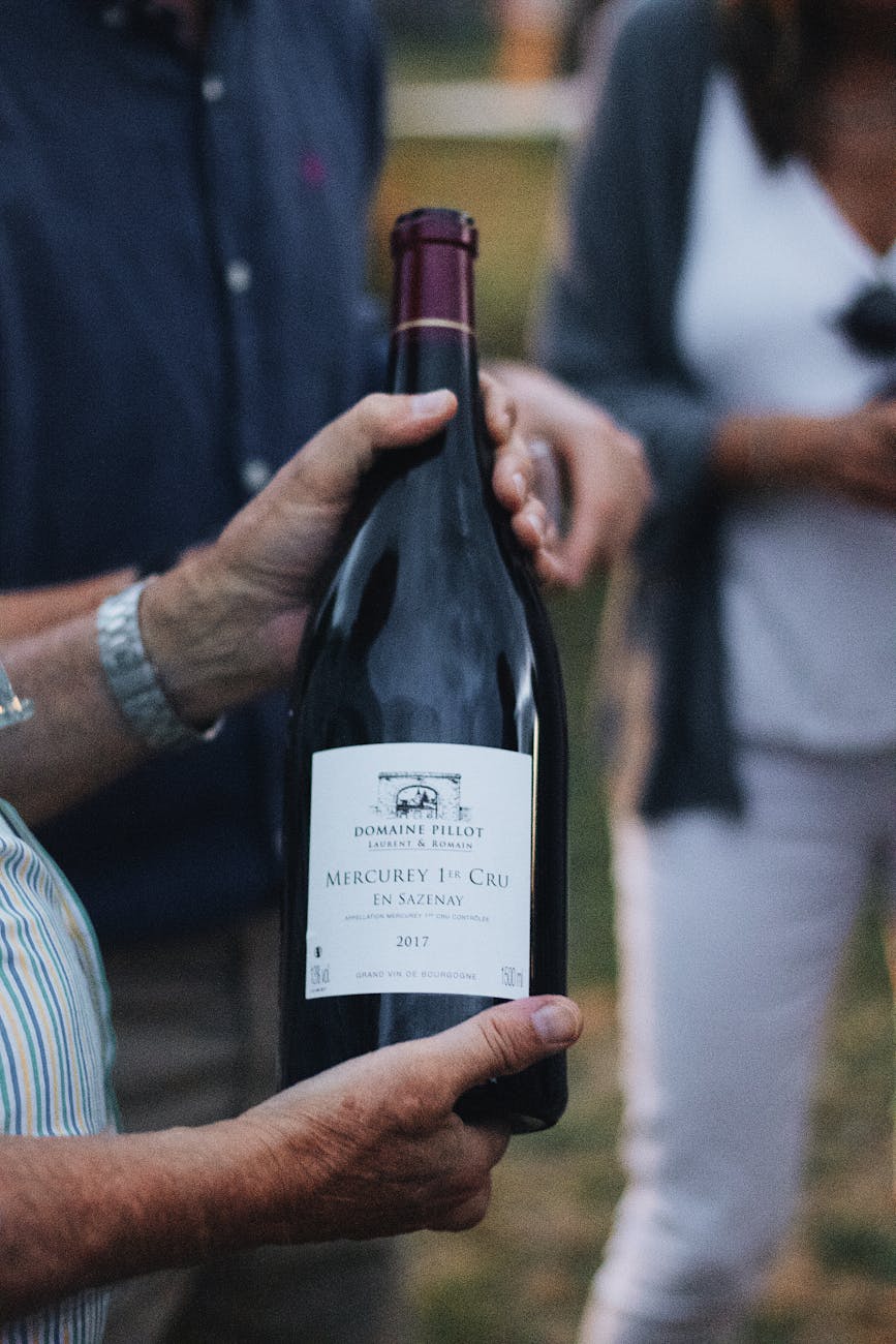 Bouteille de vin de Bourgogne tenue en extérieur