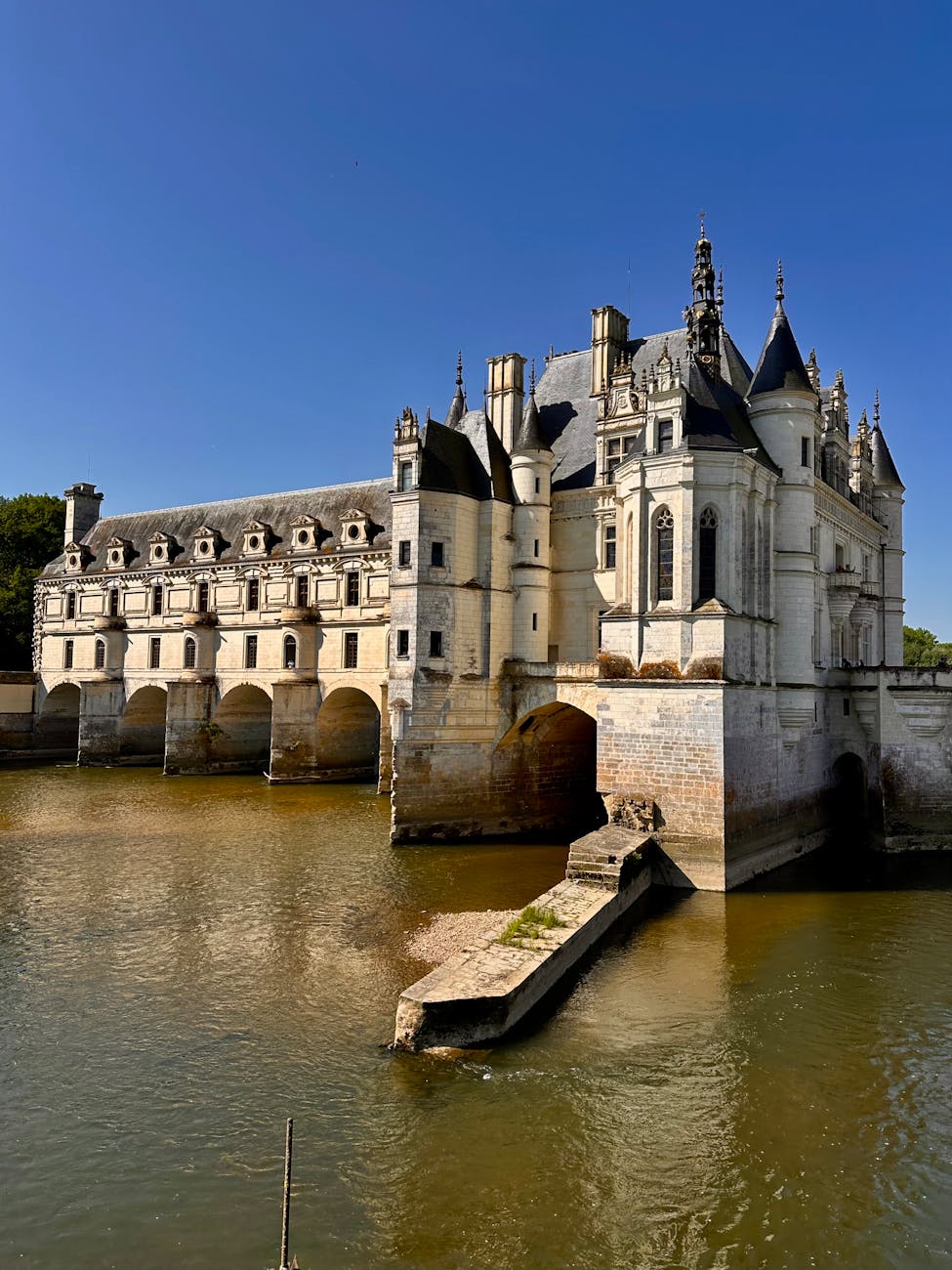 Château de la vallée de la Loire reflété sur l'eau