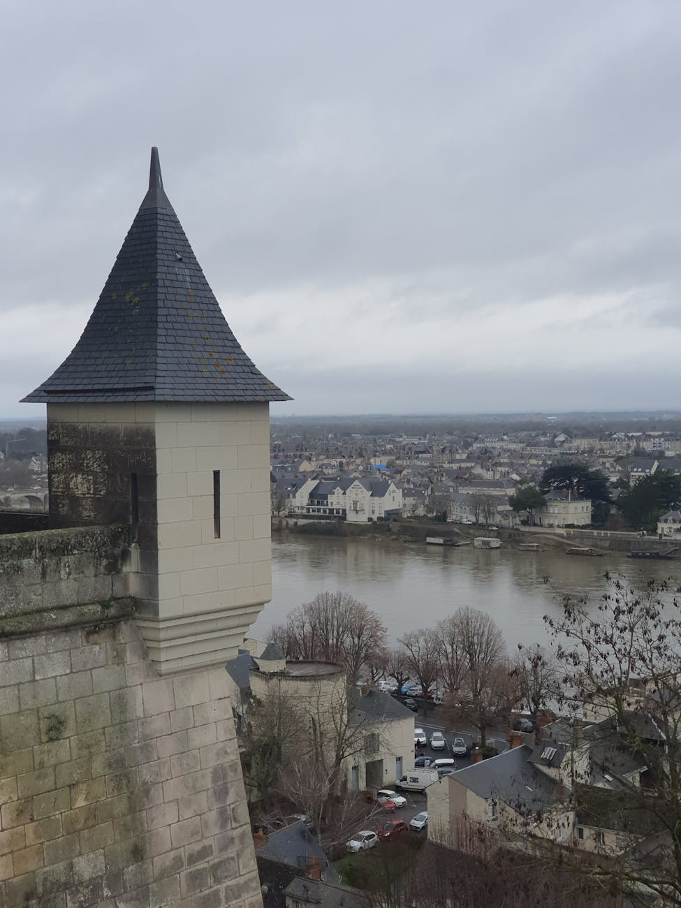 Tour d'un château médiéval en France