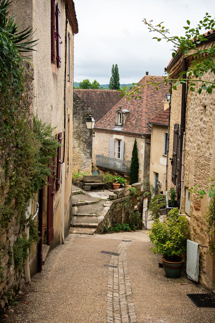 Village médiéval pittoresque dans la campagne française