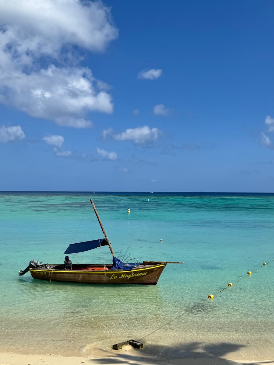 Boutre traditionnel sur eau bleue