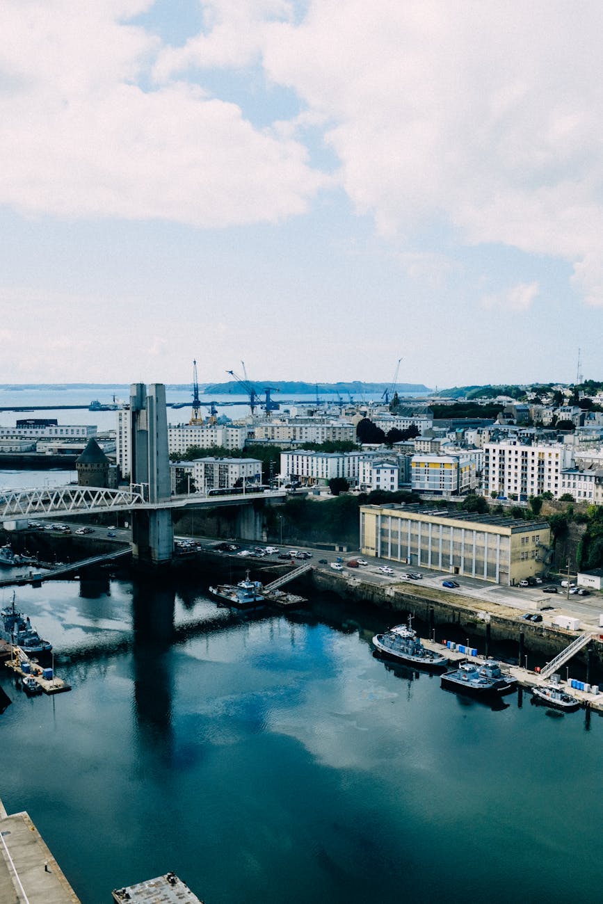 Vue aérienne d'un port industriel et urbain